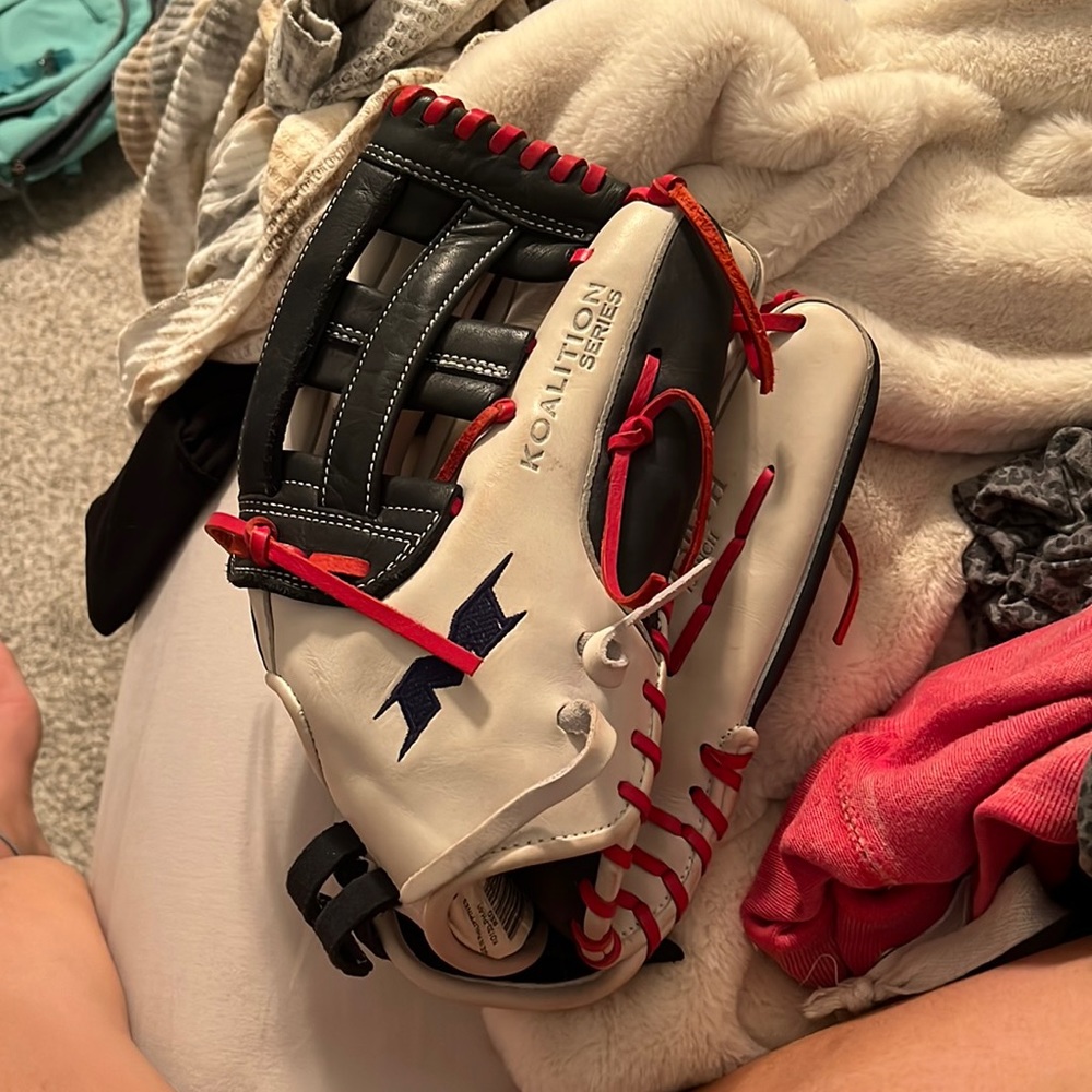 Koalition series outfielders mitt, barley used/maybe like 3 times.